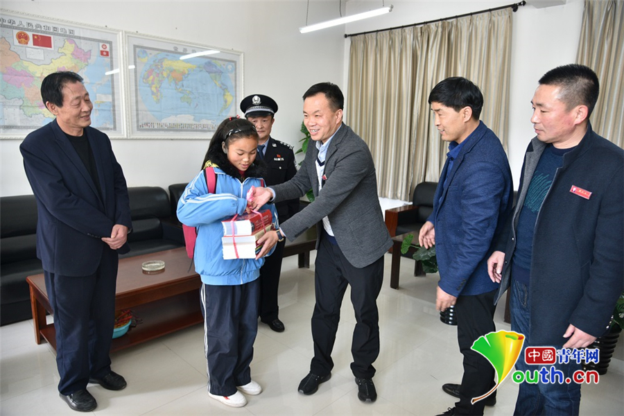 当代最美孝心少年事迹,最美孝心少年里的一位7岁女孩