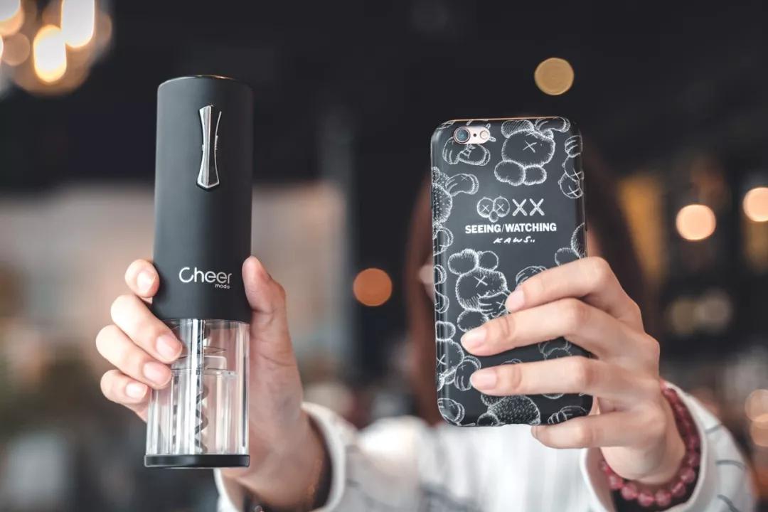 开红酒神器毫不费力的就开动了,有没有不用开瓶机打开红酒的方法