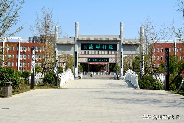 唐河县第一高级中学招生多少人,唐河县唐中第一高级中学