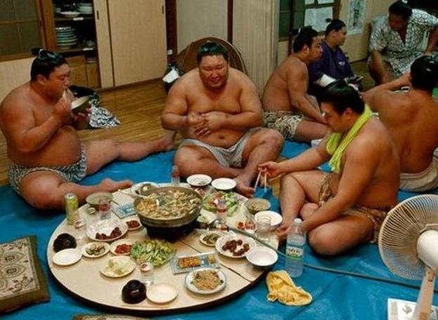 日本真不怕死啊！几百斤的胖子还在相扑！他们是体质最弱的运动员