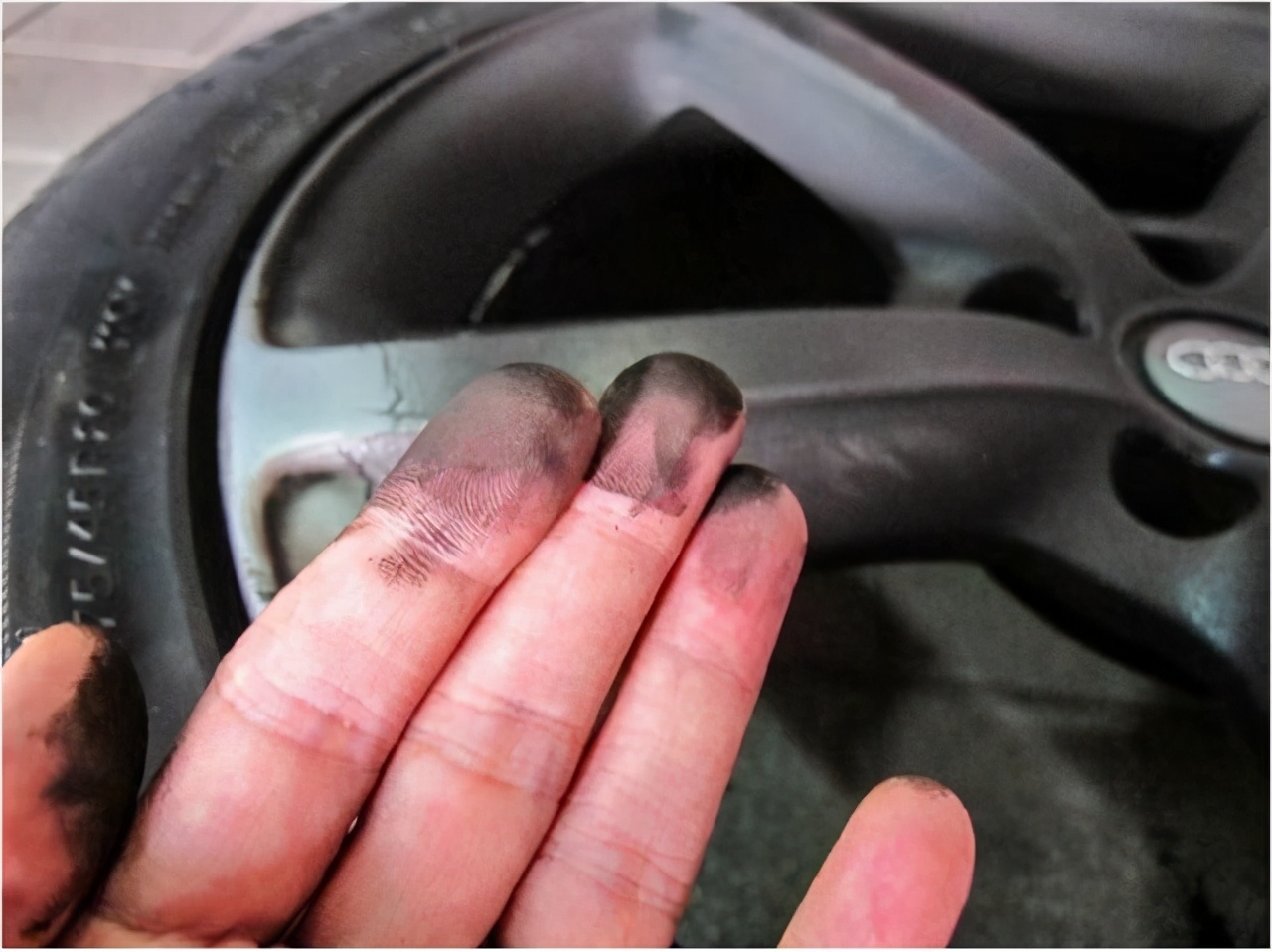 怎么清洗刹车片导致轮毂发黑,轮毂黑色污渍是不是要换刹车片