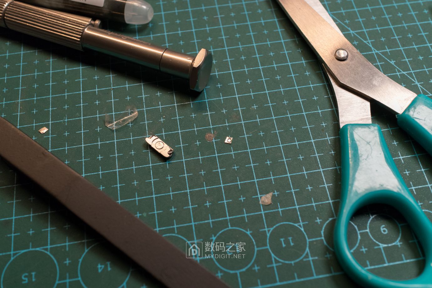 把未拆封的iphone4做成标本,iphone4被做成标本