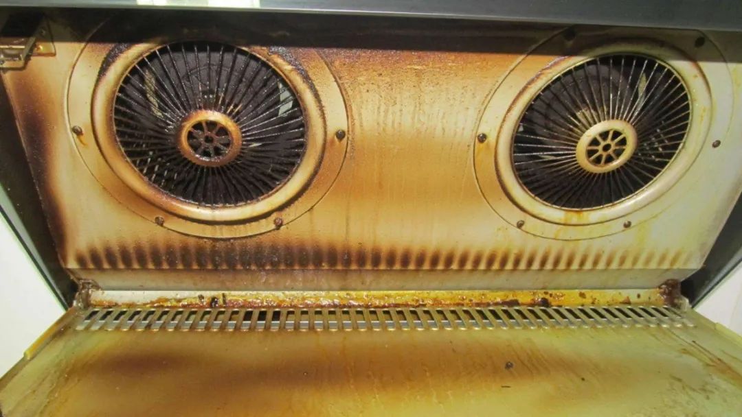 灶台重油污清除妙招,灶台油污渍怎么去除小窍门