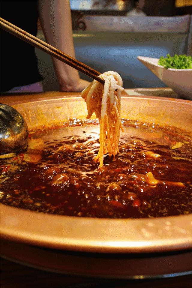 老板请你免费吃一锅两头牛！上饶这家火锅店又要排队了……