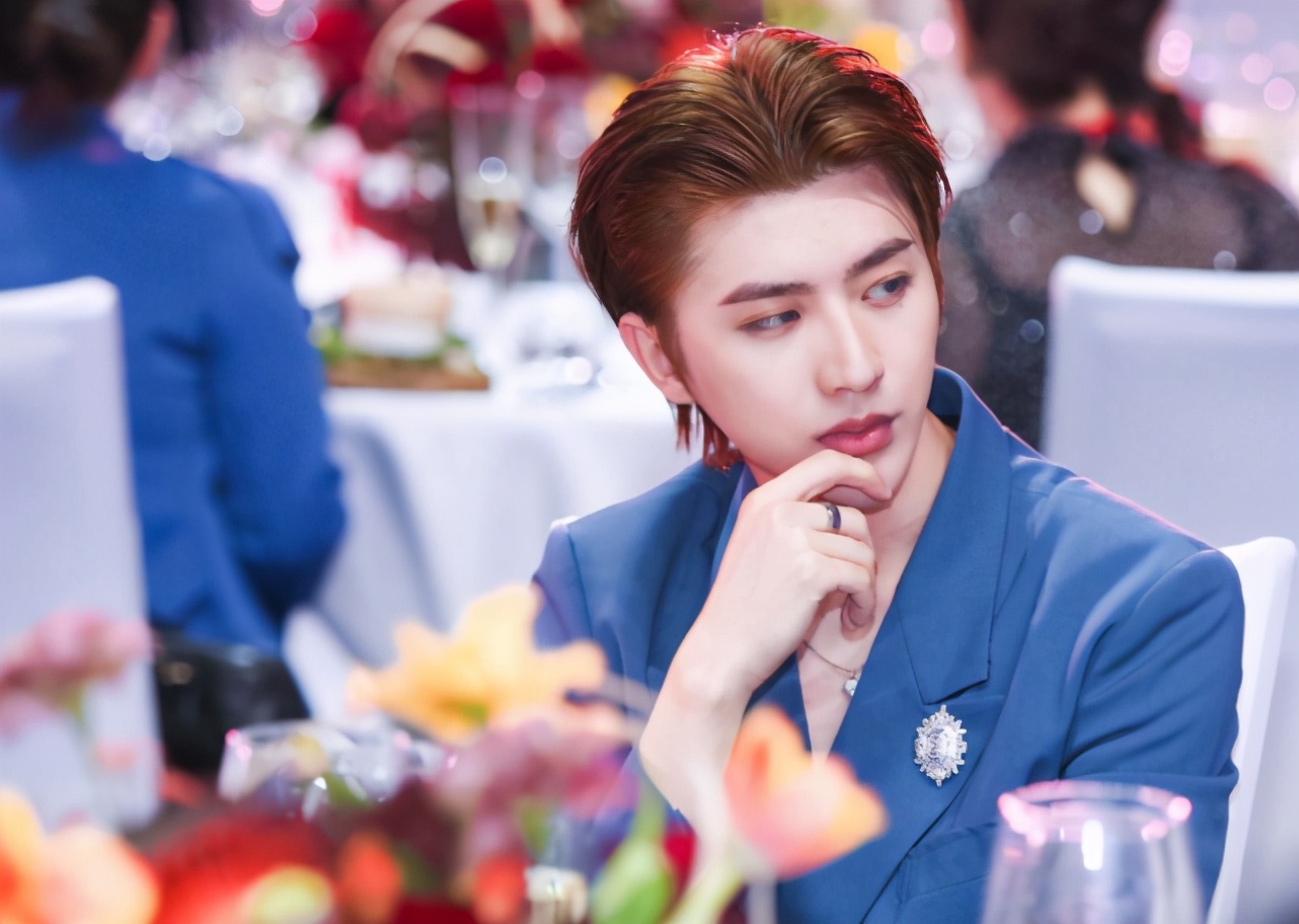 蔡徐坤受邀风尚大典,里衣失踪粉丝不淡定,生图神似男版芭比娃娃