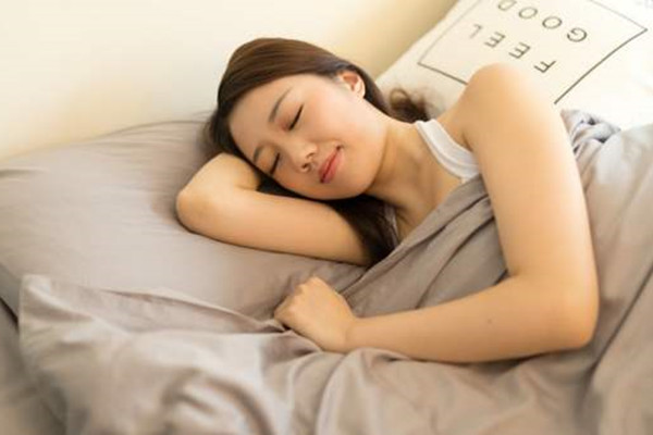 孕期尿频很烦恼，孕妈不要为了避免尴尬，去做一些得不偿失的事