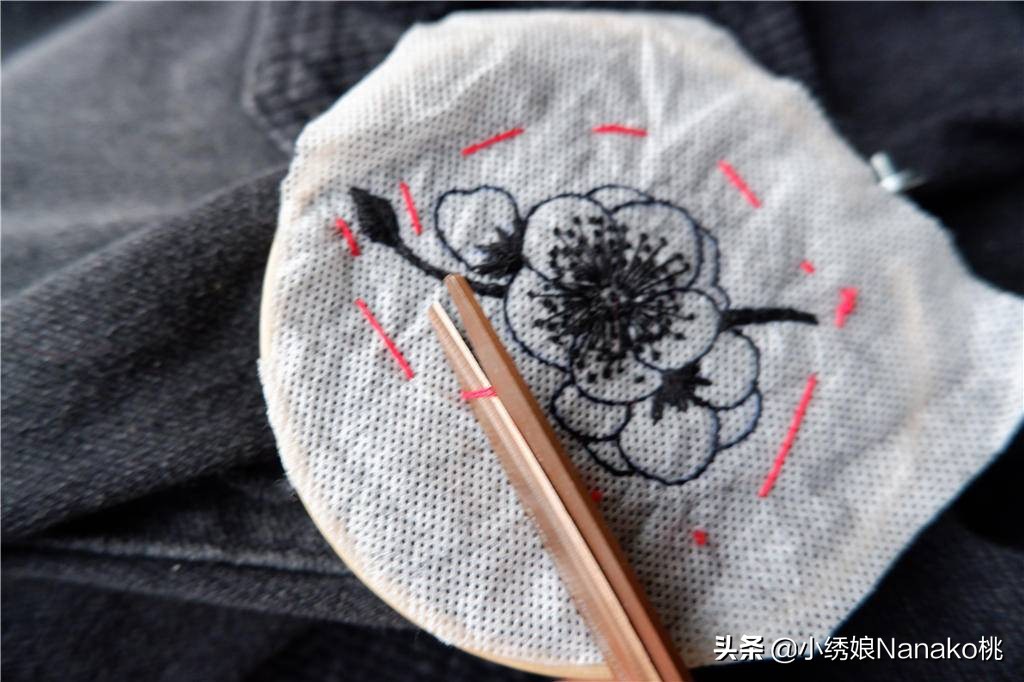 衣服被绣的东西弄脏了怎么办,衣服被消毒液染伤了要怎么修补