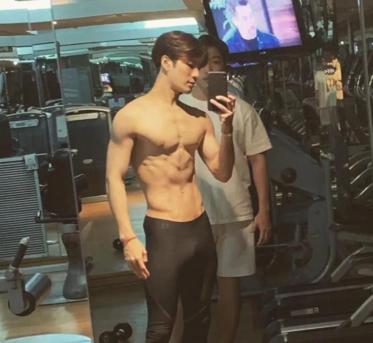 王嘉尔同款人鱼线,王嘉尔舞台人鱼线