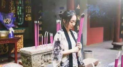 夫妻两人去寺庙后婚姻出现问题,妻子从寺庙回来和老公离婚