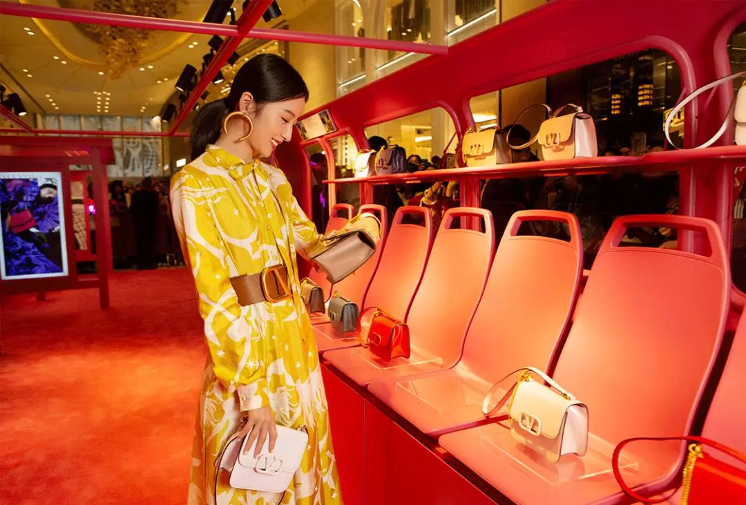 我抓住了一位资深柜员，道出了如何让你掏钱买包的秘密