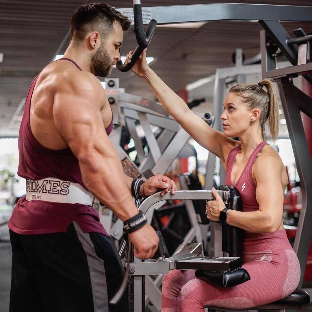 萌妹子小姐姐身材,萌妹的脸魁梧的身材