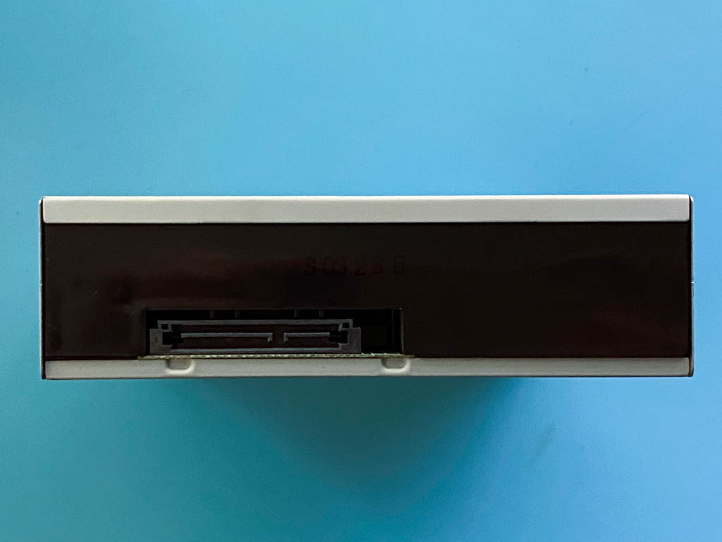 现在的机箱只能装一个机械硬盘,侧透机箱能装光驱