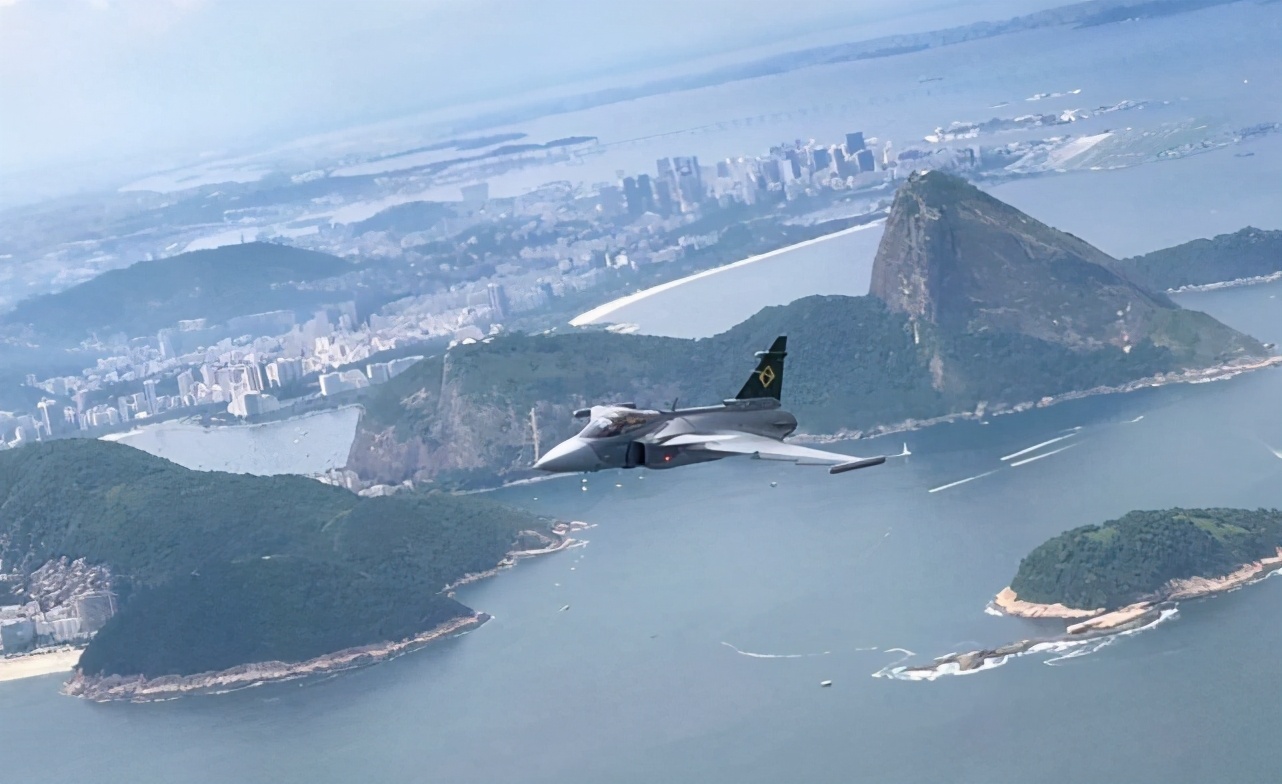 苦盼了多年，巴西秀54亿美元买到的新战机，让该国空军实力猛增