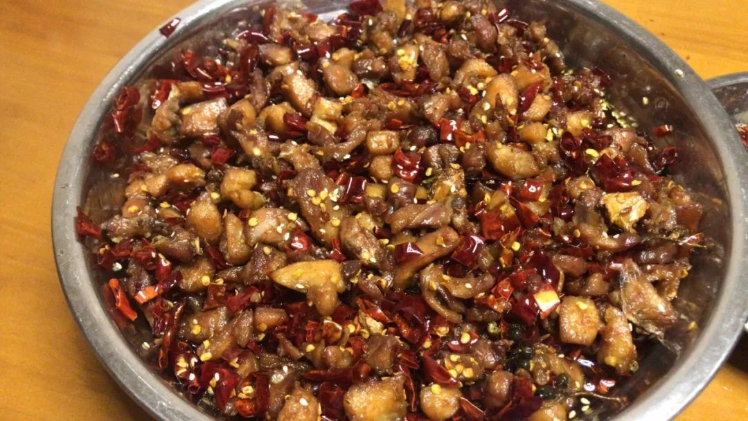 自贡人吃冷吃兔视频,自贡本地人冷吃兔