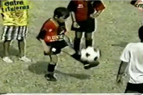 梅西脱球衣致敬老男孩,梅西致敬马拉多纳名场面