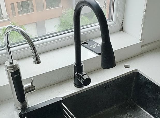 热水龙头和小厨宝哪种更实用,厨房热水器和即热水龙头哪个好用