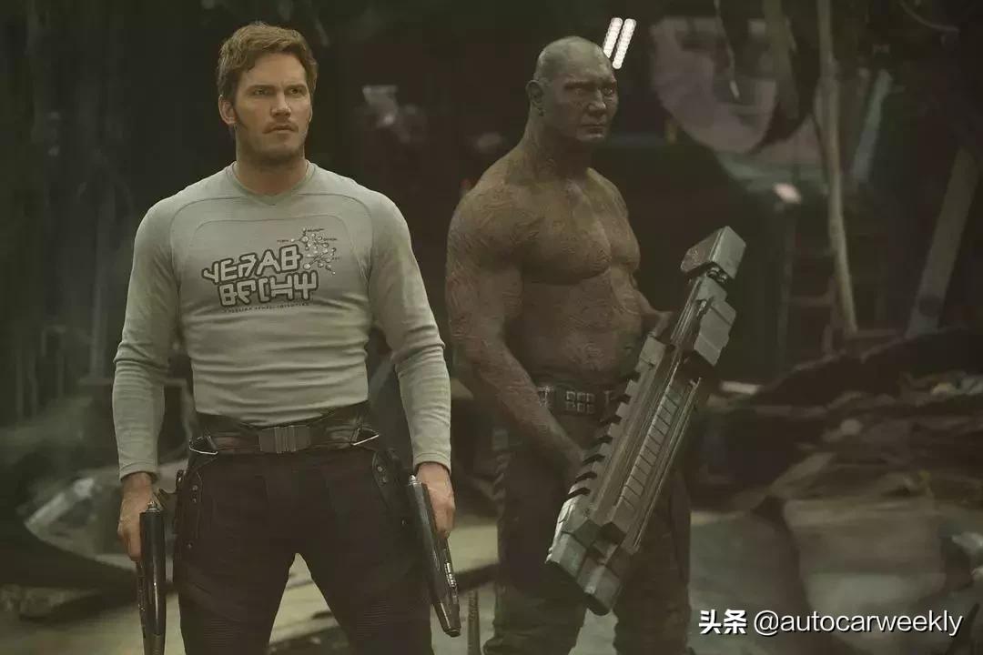 卫衣紧身怎么穿,卫衣装法