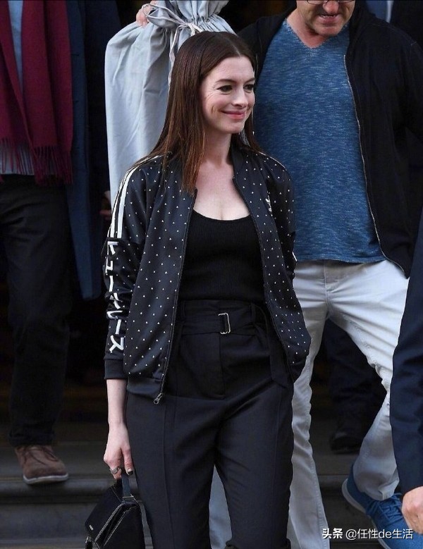 安妮海瑟薇和布兰妮,昔日小甜甜变身牛夫人