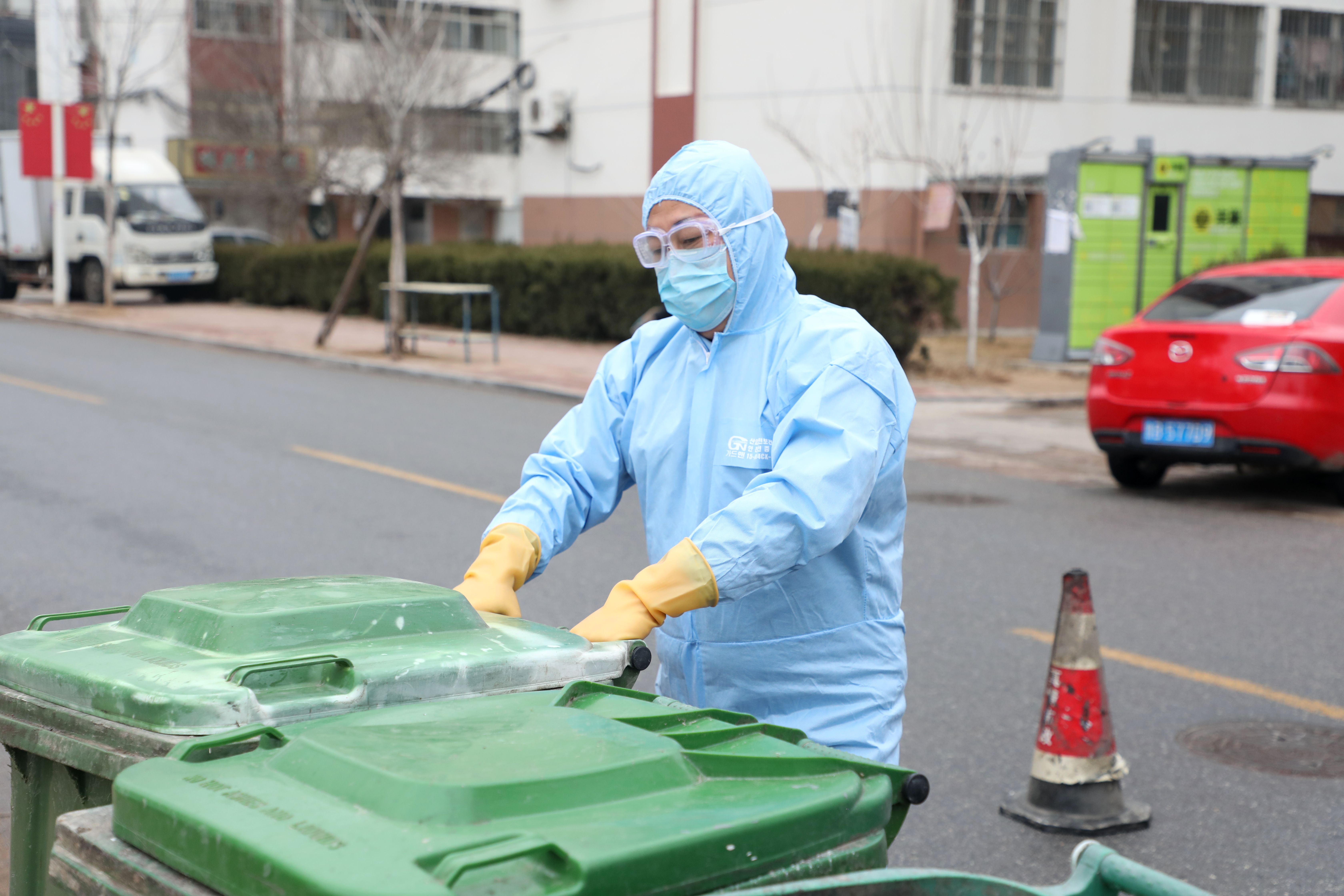 情人节里的防疫夫妻档 亲人去世继续坚守最前线