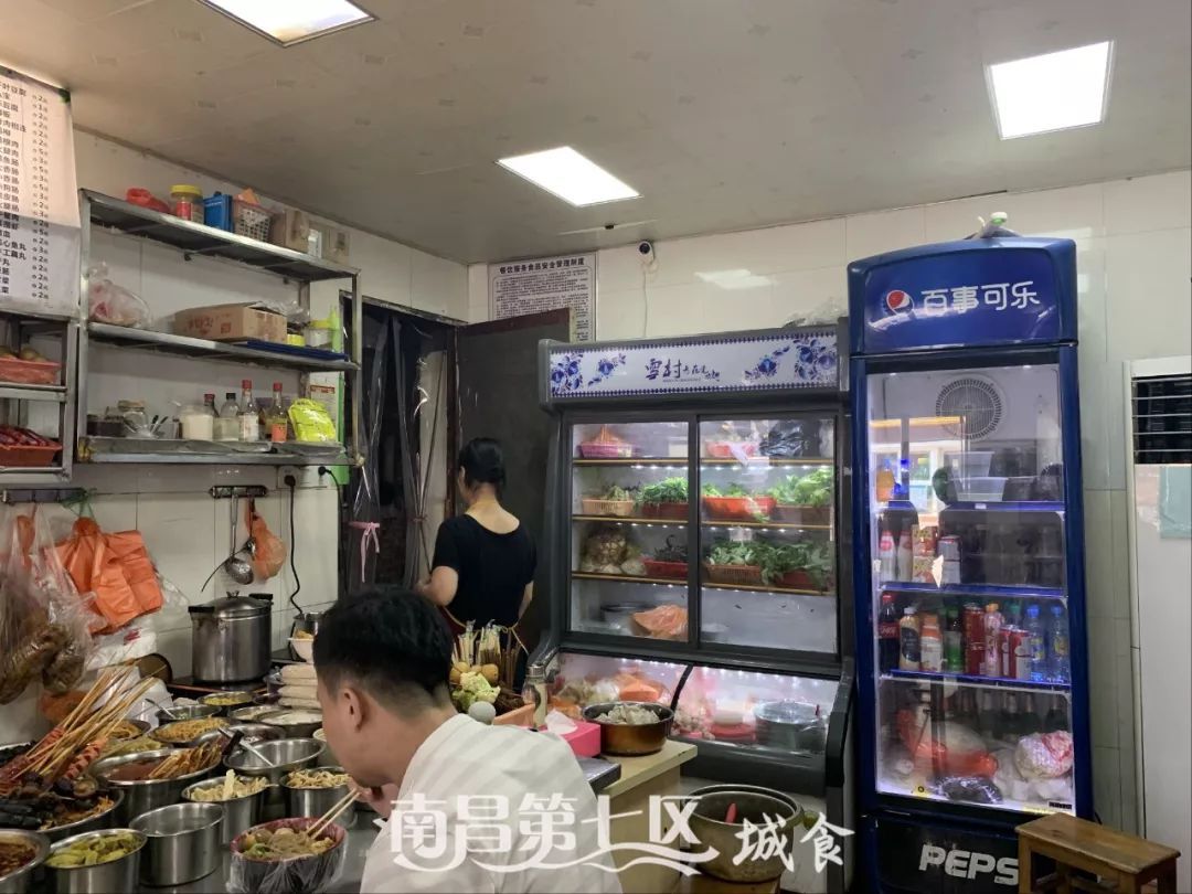 在民德路开了16年的水煮店,花甲肉腰子鸡脚都是心头好|城食19
