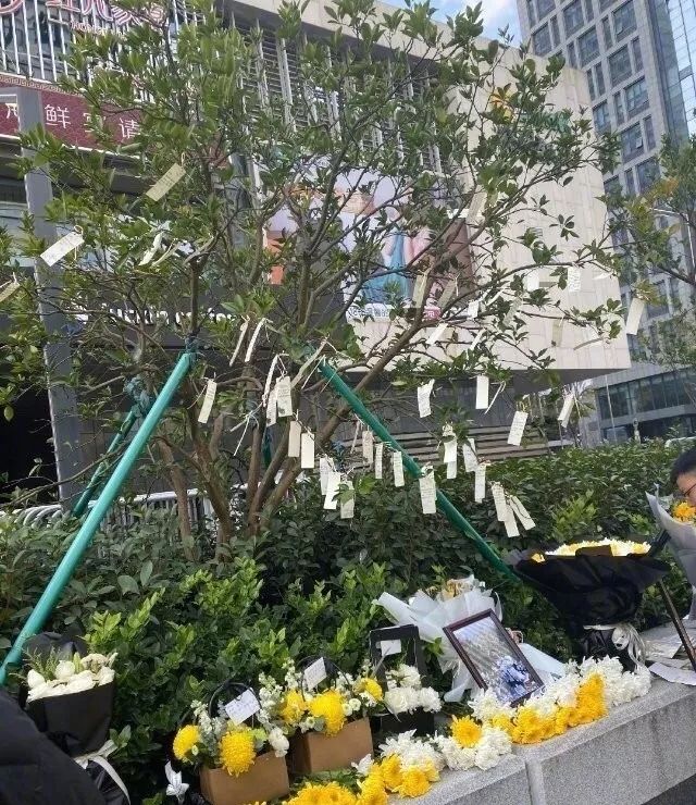 高以翔灵堂外有人售花敛财，还有人线上集资，经纪公司紧急发声明