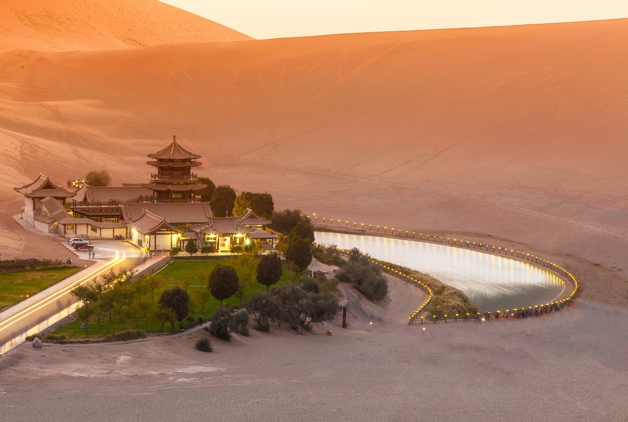 甘肃敦煌什么地方有沙金,敦煌莫高窟在甘肃的什么地方