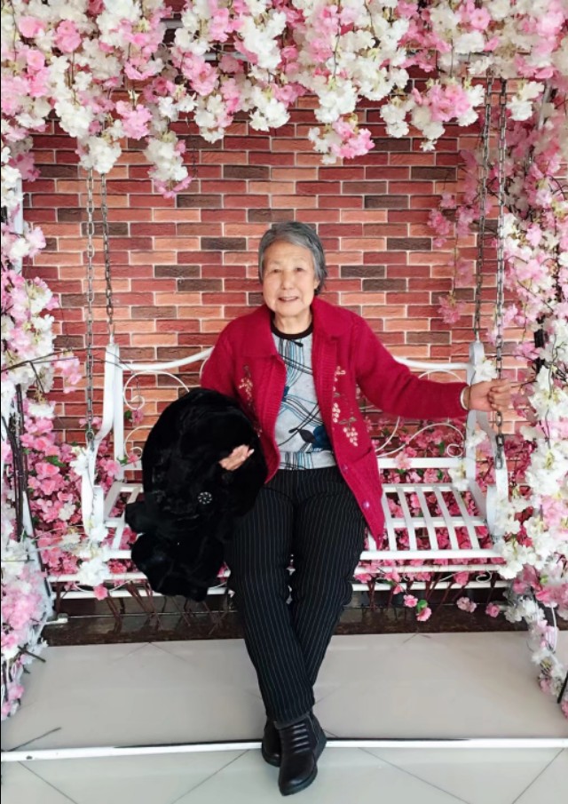 鎴戠殑姣嶄翰骞朵笉浼熷ぇ璇綍,姣嶄翰骞朵笉瀹岀編浣嗕細绔敖鍏ㄥ姏