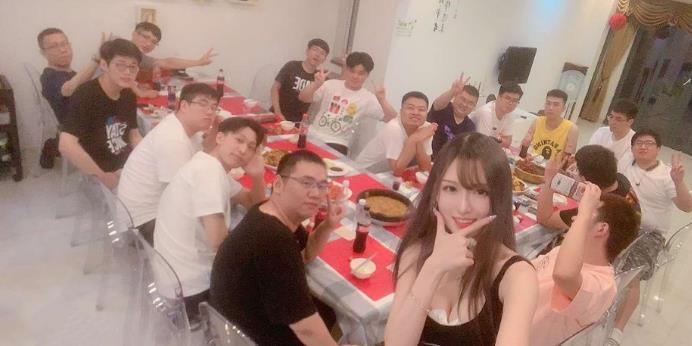 腐团儿和南波儿,南波儿和腐团儿为edg加油