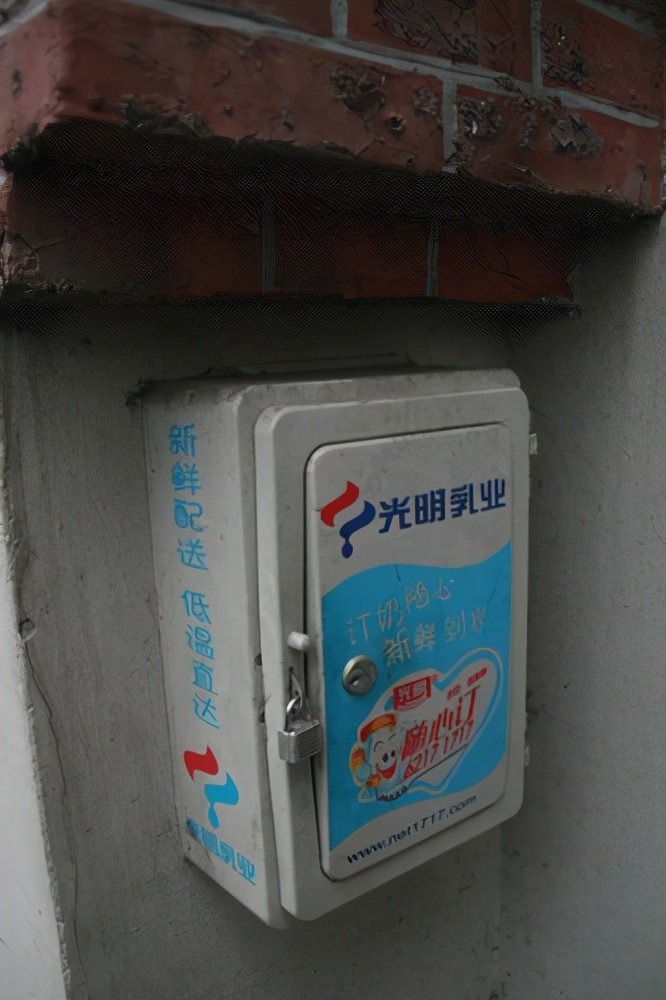 为什么光明牛奶比蒙牛伊利贵,光明牛奶和蒙牛和伊利哪个好