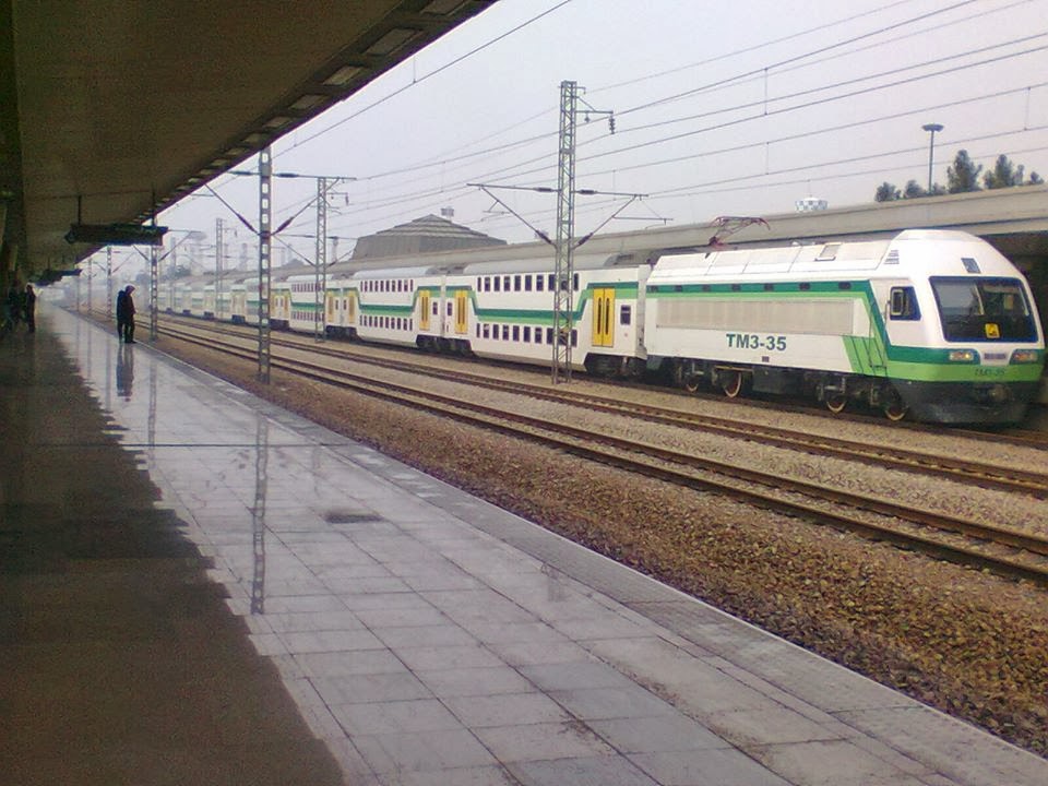 奔驰在大草原上的列车,奔驰在草原上的火车