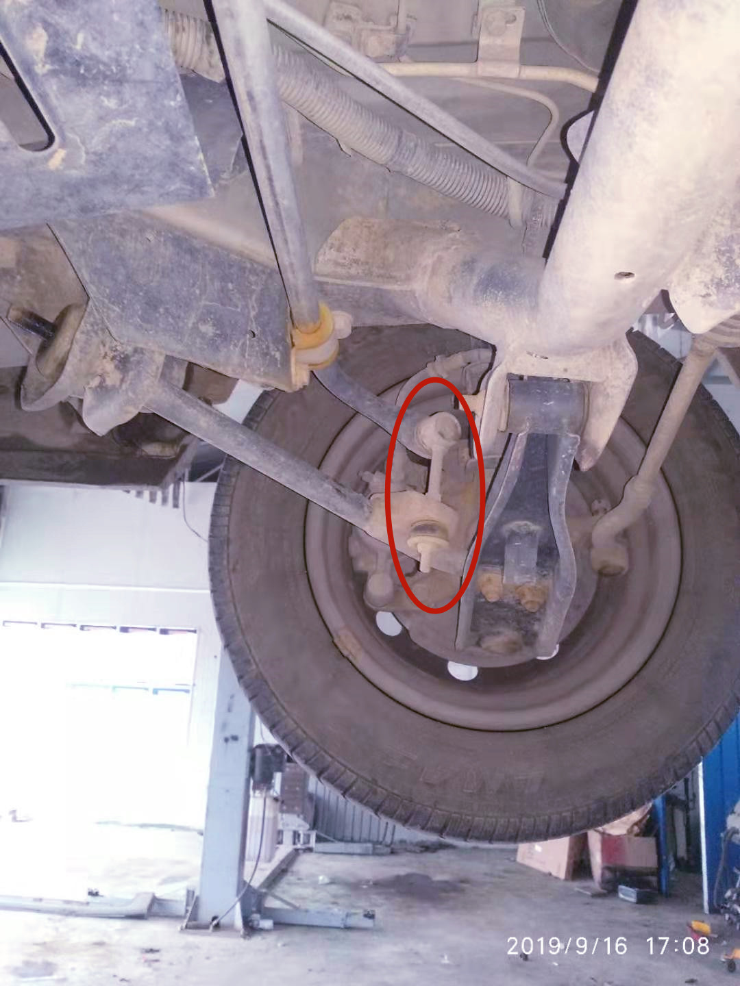 神车“五菱之光”,坑洼路段底盘异响,师傅:小问题