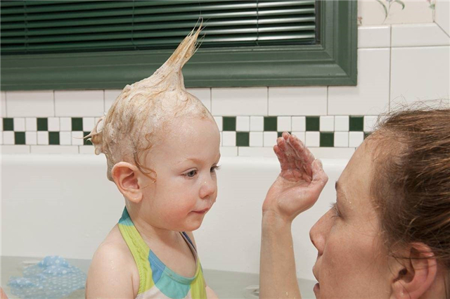 小孩剃光头要不要先洗头,孩子不爱洗头怎么引导