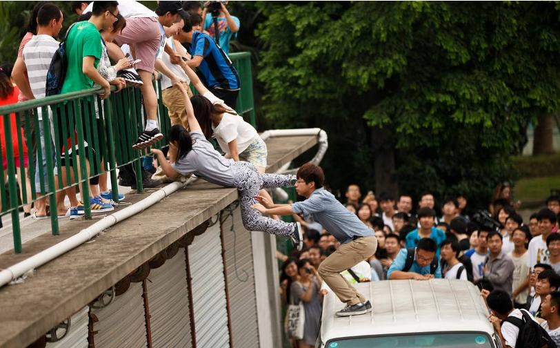 房祖名和同学说自己爸爸是成龙,房祖名在美国说爸爸是成龙
