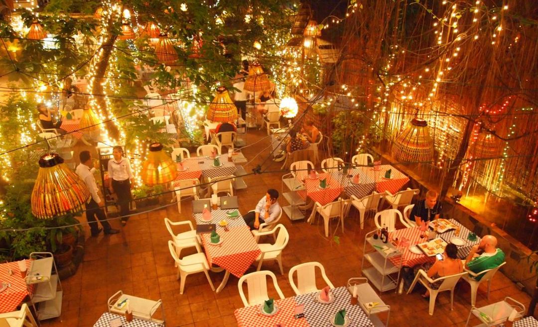 套套餐具、半裸服务……餐厅的“软色情”你能接受吗？