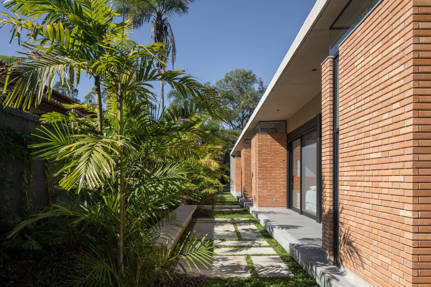 巴西利亚原始的清水混凝土与红砖打造的别墅