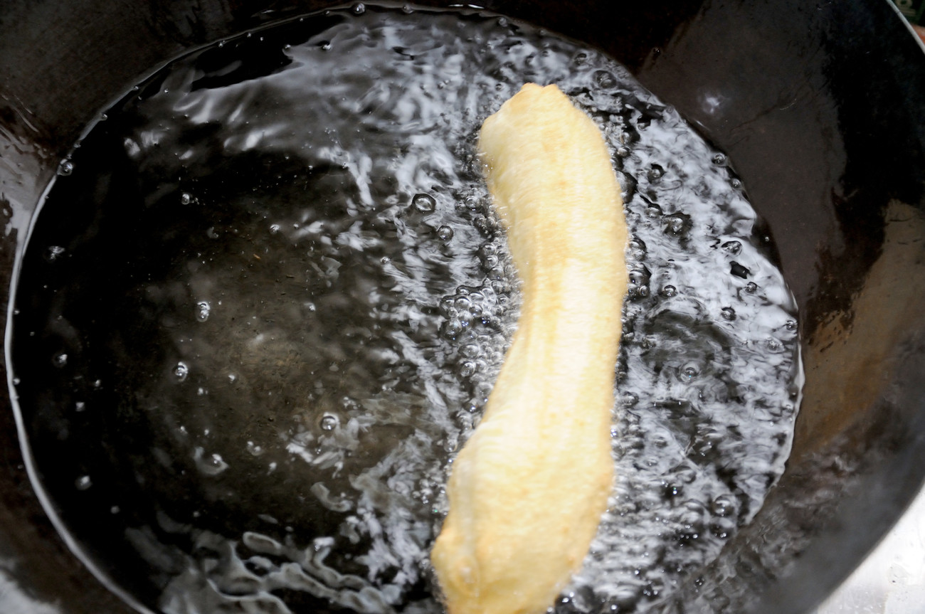 炸油条怎么做到蓬松酥脆又好吃,如何炸油条又脆又蓬松在家做