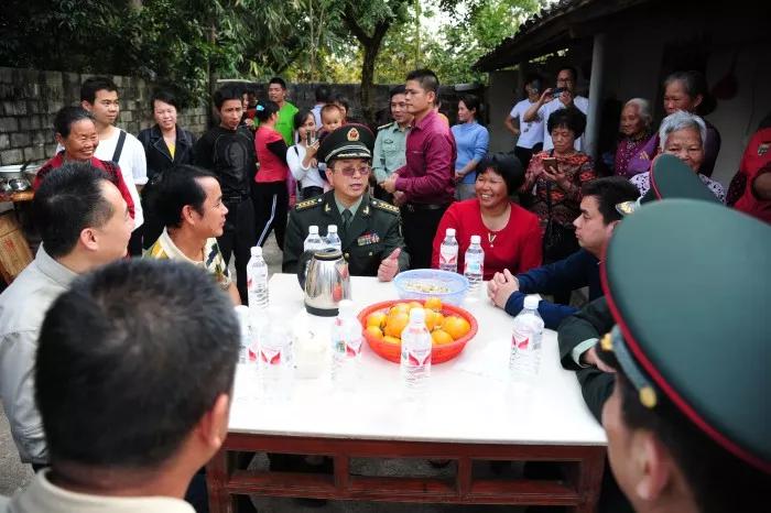 北流三等功现役军人送喜报,喜报我县两名现役军人荣获三等功