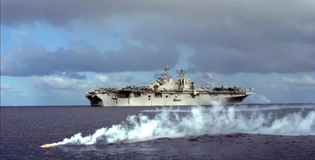 如果从航母上掉下来会怎么样,航母甲板人会掉下去吗