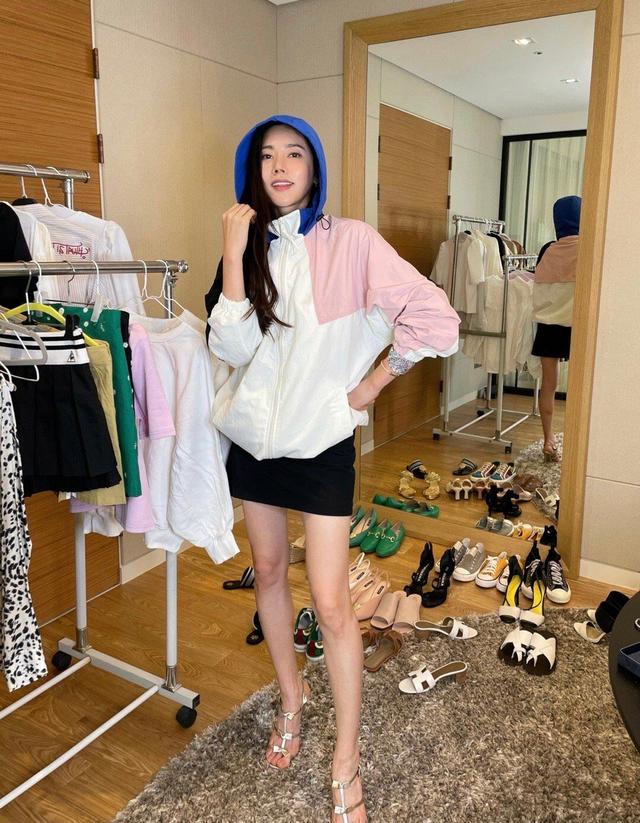 秋瓷炫日常穿衣服,秋瓷炫穿紧身裤出席活动