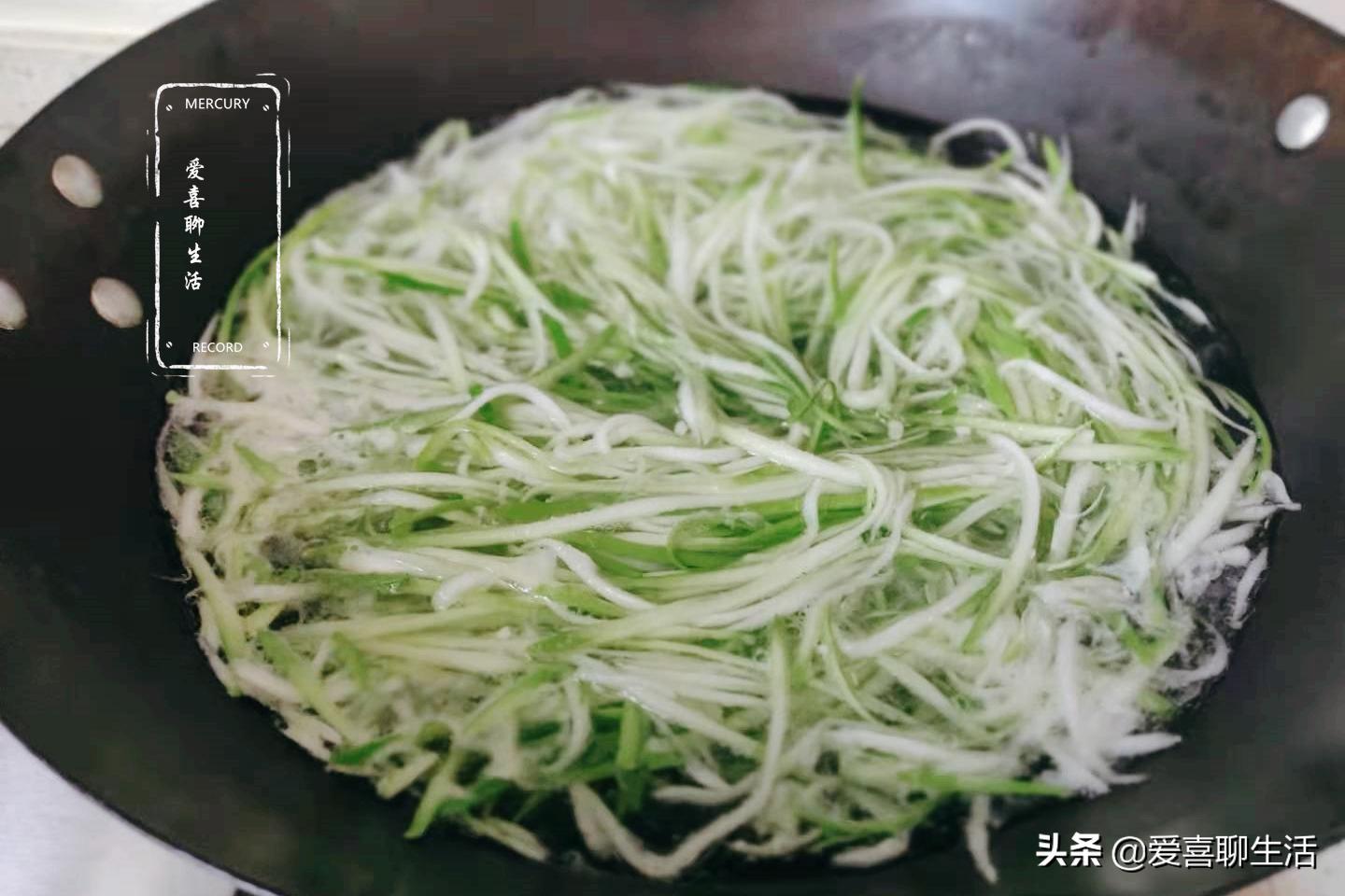 夏至后这菜正当季,买来擦丝加花生一起拌,酸香开胃,天热吃真爽