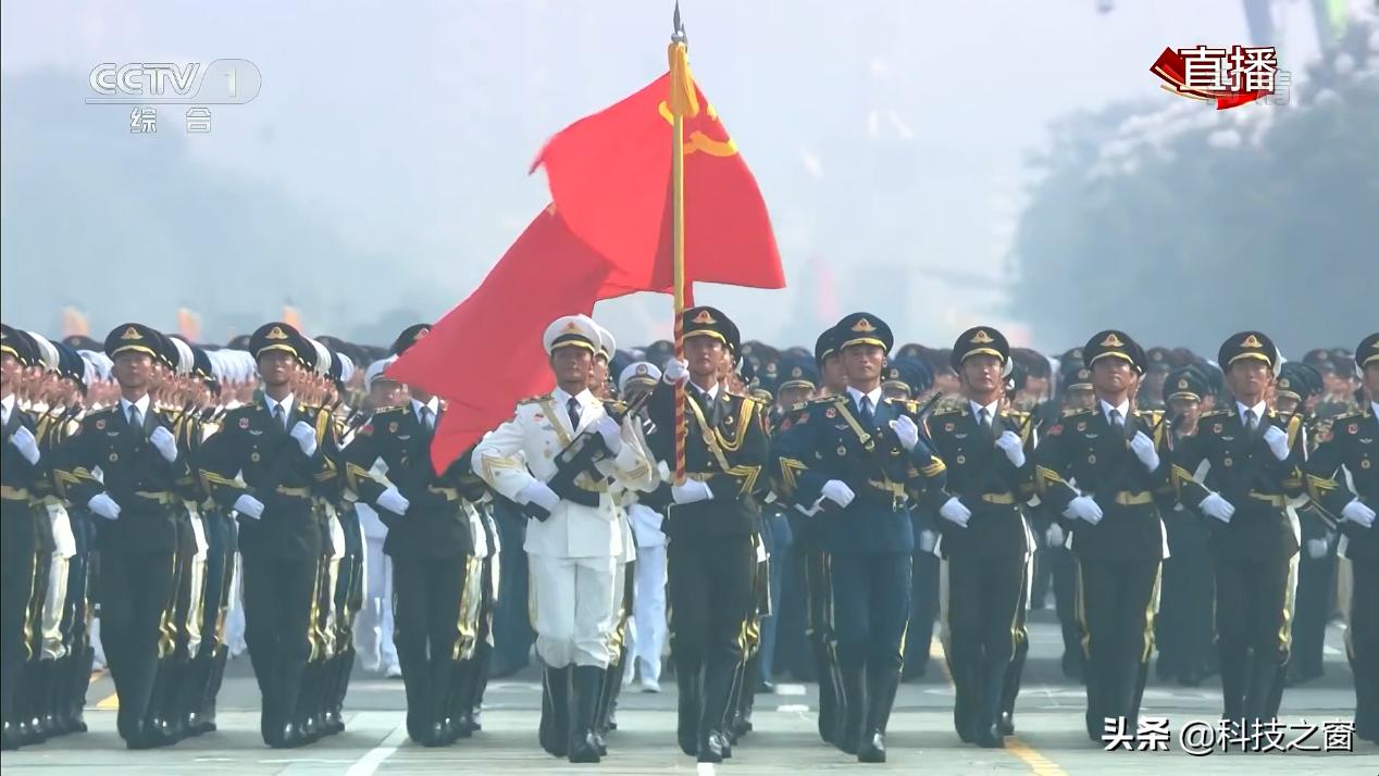 五十周年国庆阅兵实况录像,兵哥哥集体观看阅兵式