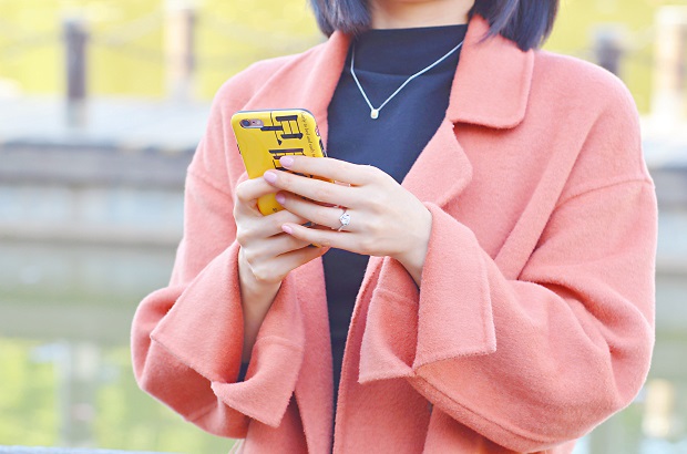 一般结婚戒指戴在哪个手上比较好,结婚戒指的戴法和意义五个手指