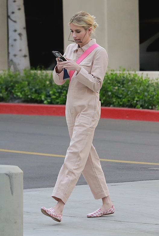 艾玛罗伯茨穿搭 (艾玛罗伯茨白色背带裤)