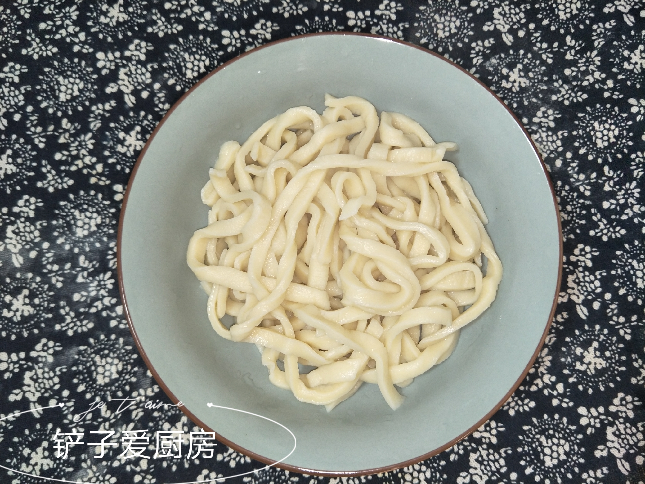 如何做手擀面筋道,擀面筋道的做法