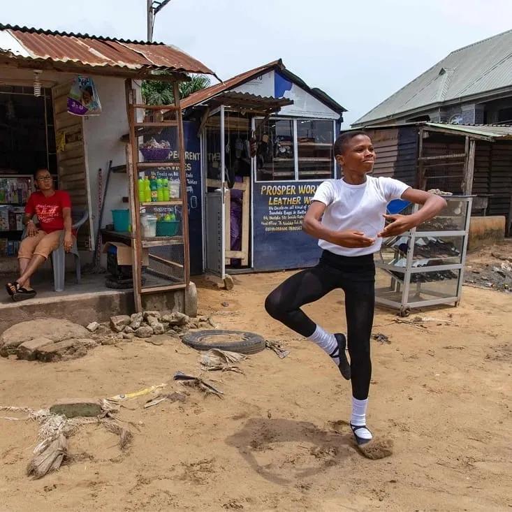 洛阳残疾女孩嘴叼木棍,残疾女孩用嘴叼木棍打字