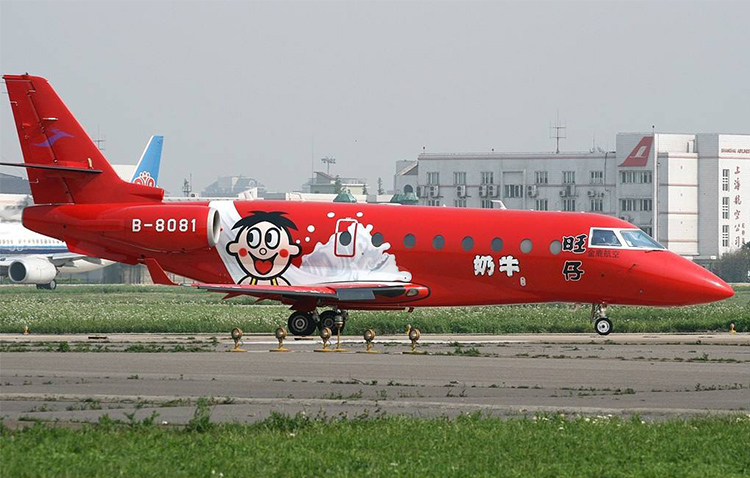 旺仔是要给太空运牛奶吗？这谜一般的红色飞机……飞机里都装了啥