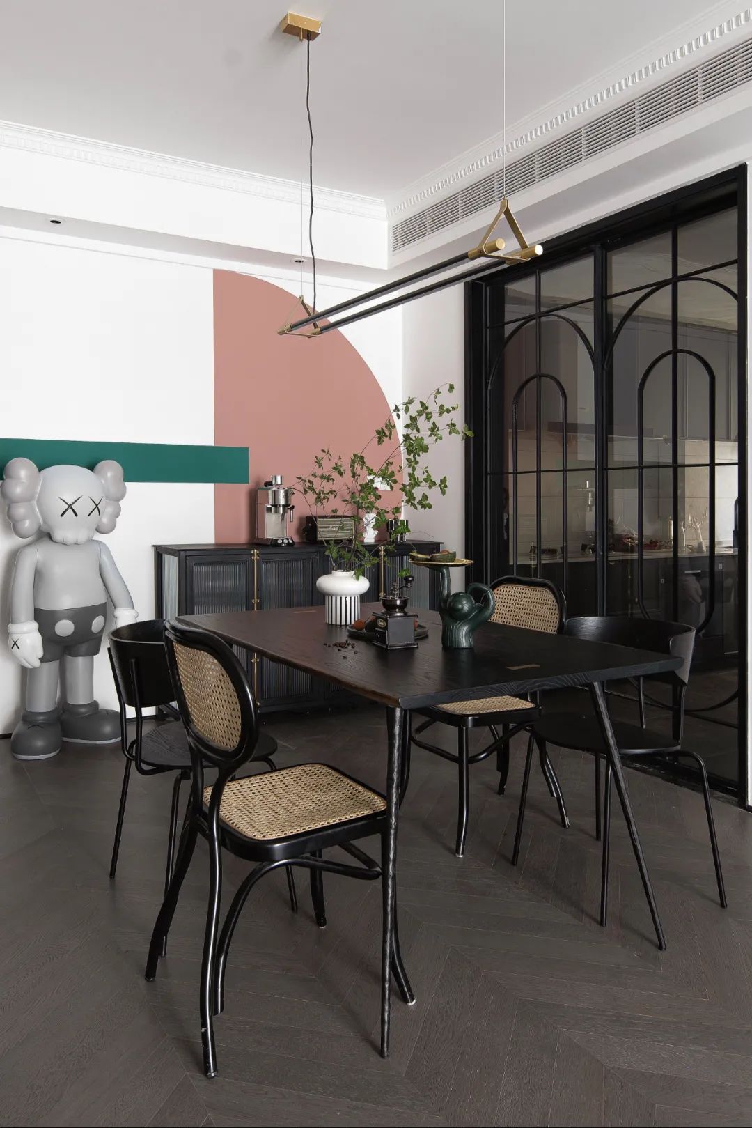 线条、色块和潮玩，这个89㎡比想象中还有料