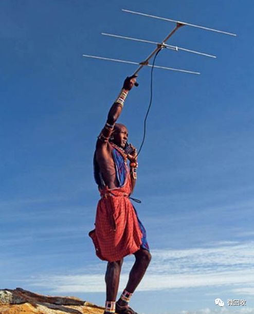 在非洲，不仅用泥巴给手机充电，还把自己改造成充电宝和天线