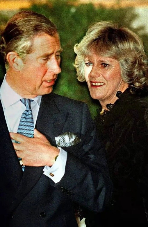 英女王母亲宠爱戴安娜,英女王哈里奶奶