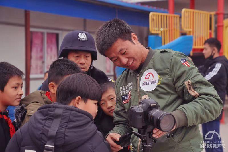 跟我视驾走进成都芋河村小学与“后备箱图书馆”共同传递公益力量